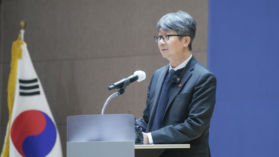 세계최초 유전자 재조합 탄저백신 '배리트락스' 첫 출하에 대한 축사를 하는 임승관 청장